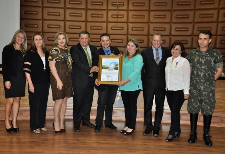 Escola Tricentenário recebe homenagem da Câmara de Vereadores