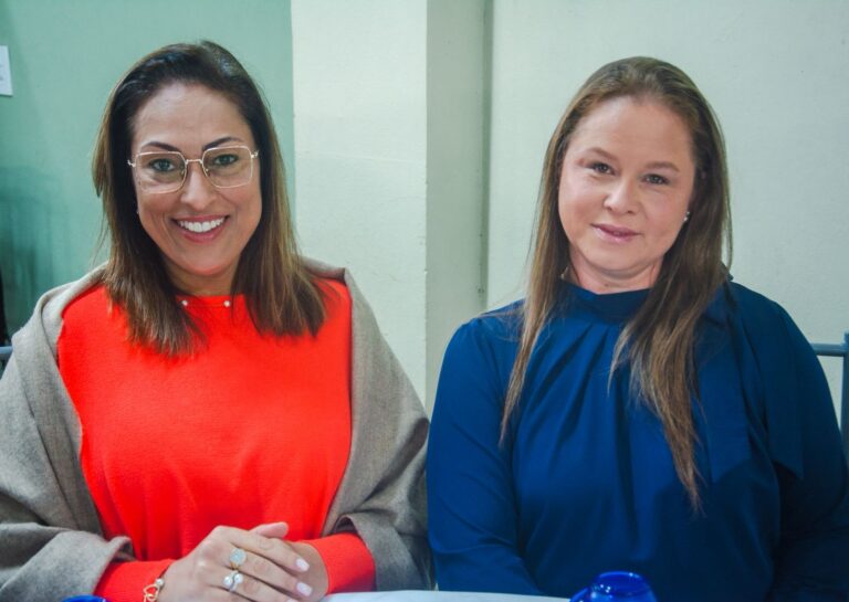 Débora Saraiva e Regina Camargo Machado.