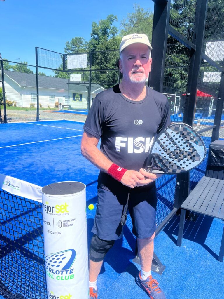 Pausa estratégica nas quadras dos EUA: gestor aproveita férias jogando padel