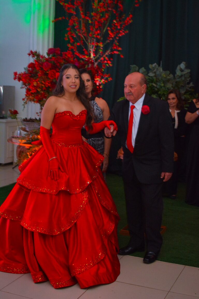 A aniversariante Raphaela com o vô Jairo Andrade